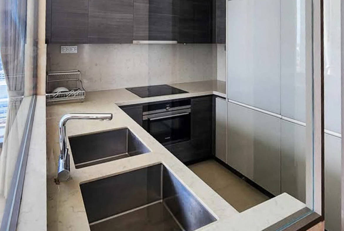 For rent at The ESSE Asoke: rare 2-bedroom 85 sqm corner unit on high floor with panoramic views. Fully furnished, closed kitchen, walk-in closet, 2 parking spaces. 85,000 THB/month.