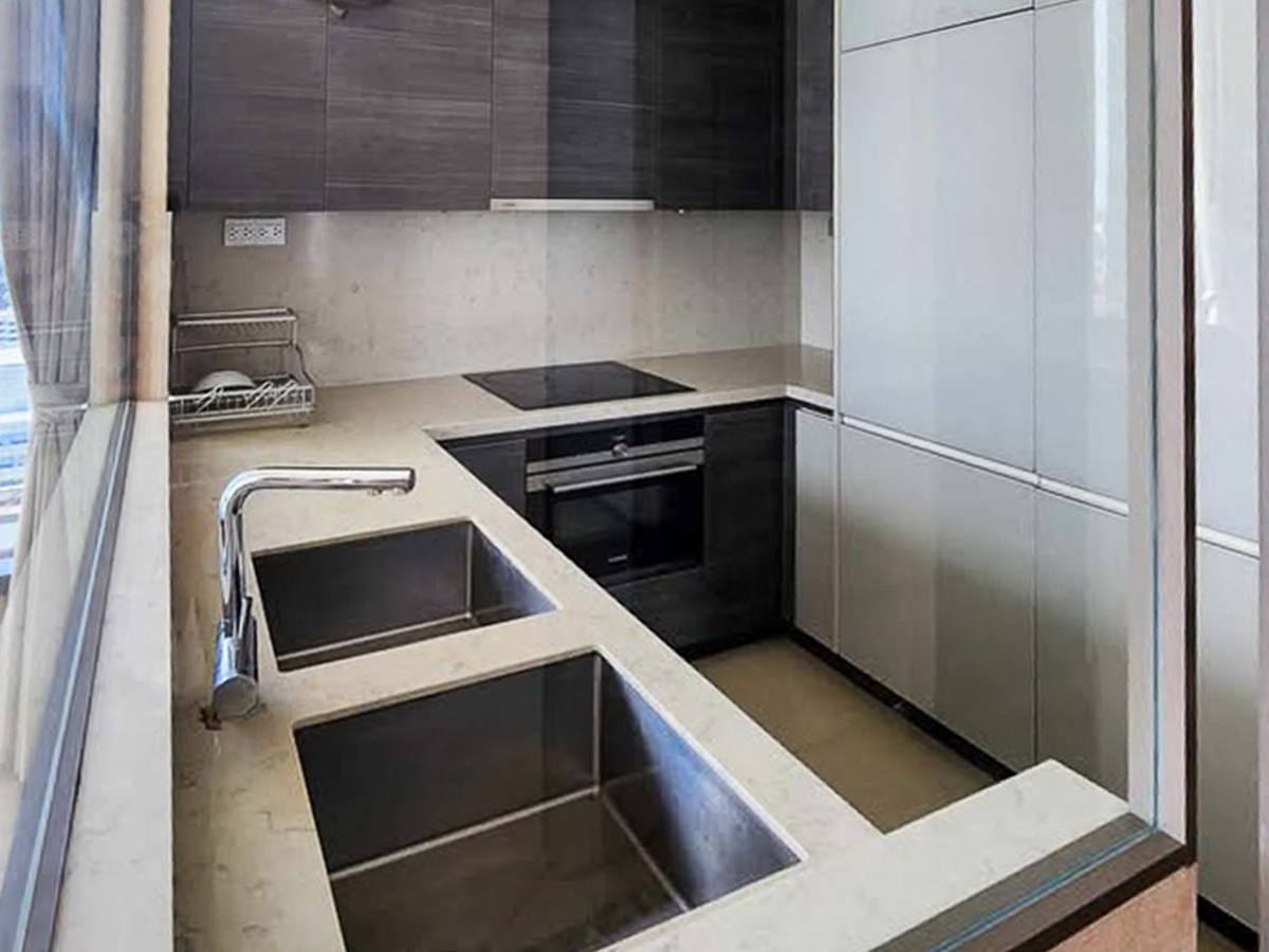 For rent at The ESSE Asoke: rare 2-bedroom 85 sqm corner unit on high floor with panoramic views. Fully furnished, closed kitchen, walk-in closet, 2 parking spaces. 85,000 THB/month.