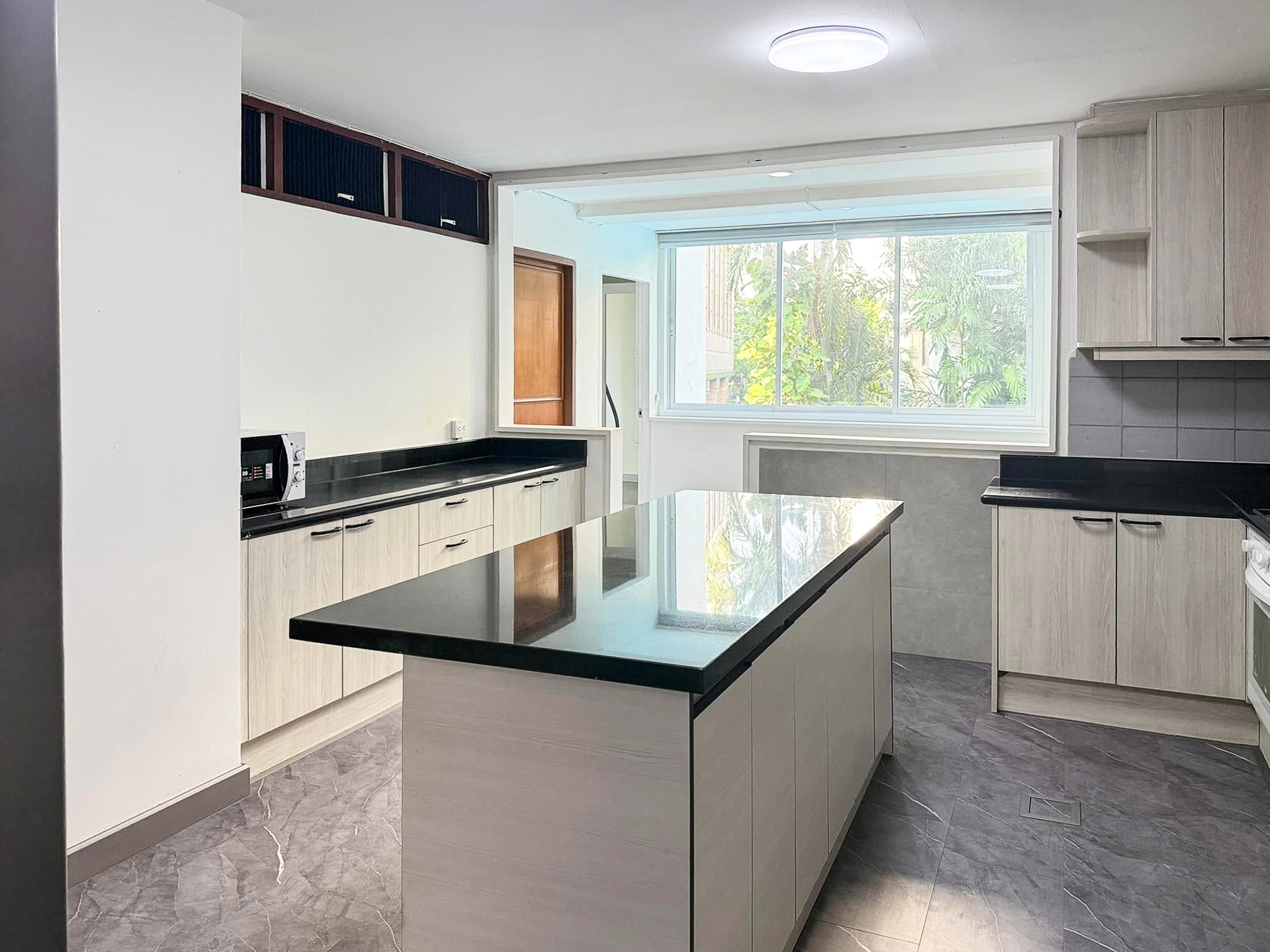 Spacious 2-bedroom pet-friendly condo for rent in Thonglor 8, 250 sqm, maid’s room, close to BTS and top supermarkets. Rent 75,000 THB/month.
