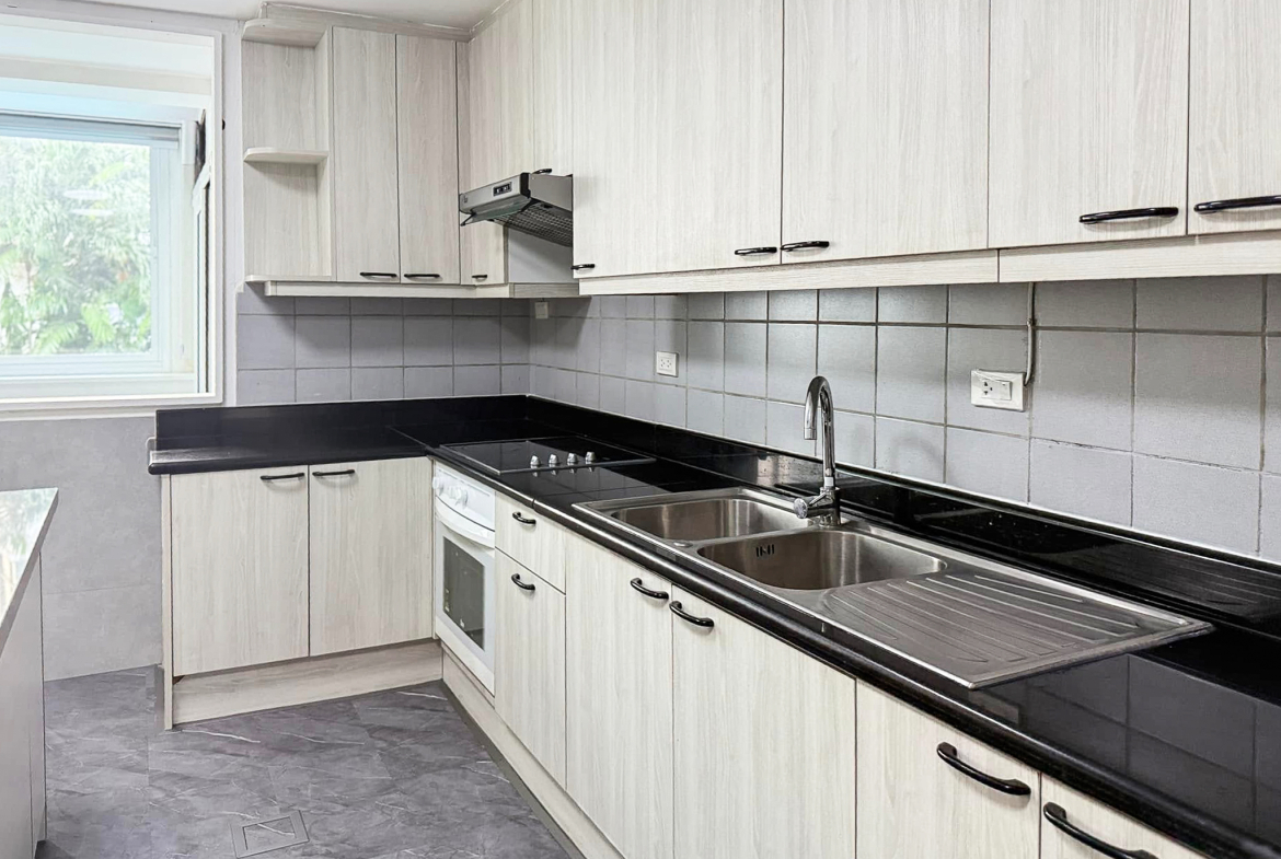 Spacious 2-bedroom pet-friendly condo for rent in Thonglor 8, 250 sqm, maid’s room, close to BTS and top supermarkets. Rent 75,000 THB/month.