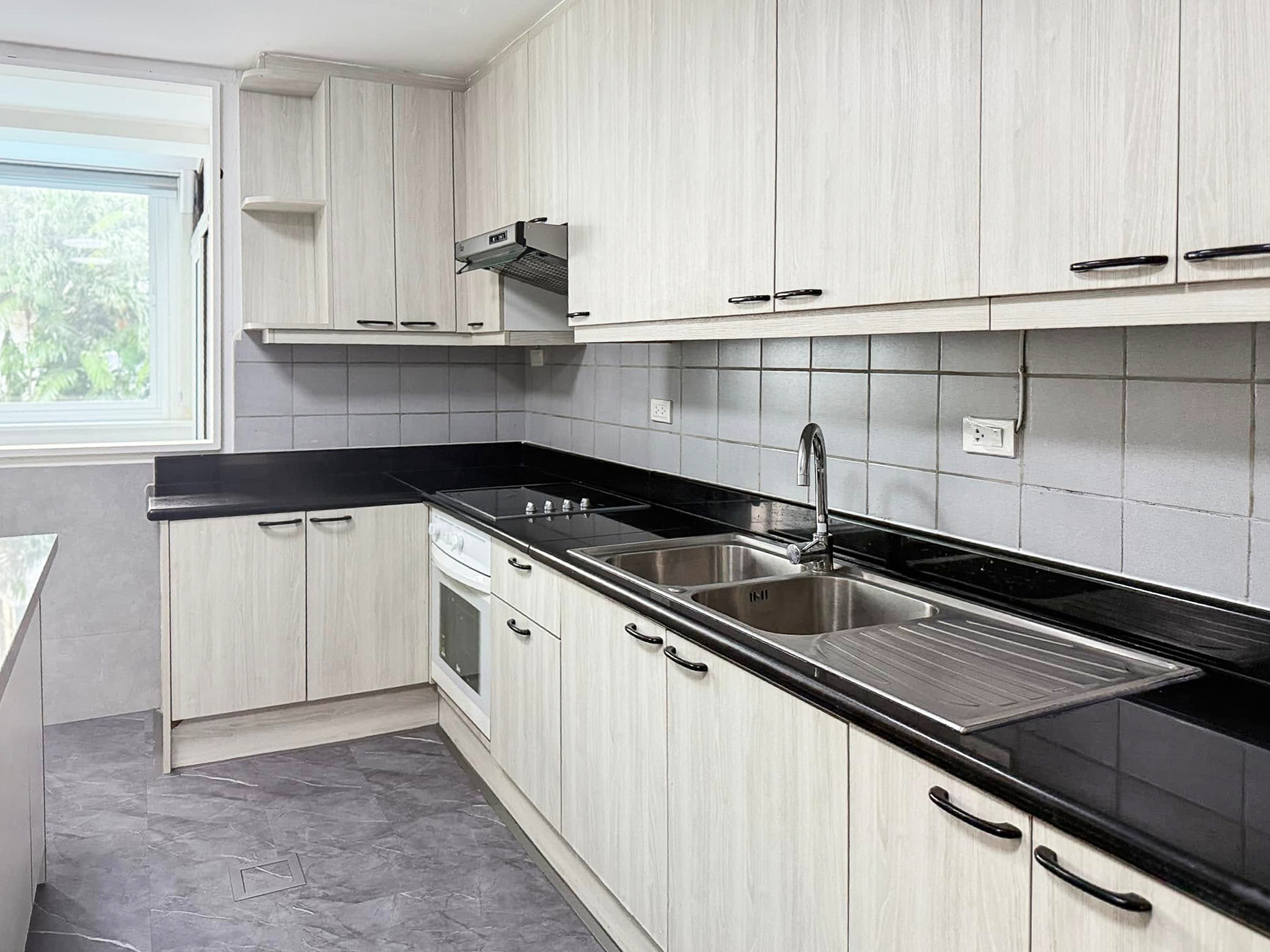 Spacious 2-bedroom pet-friendly condo for rent in Thonglor 8, 250 sqm, maid’s room, close to BTS and top supermarkets. Rent 75,000 THB/month.