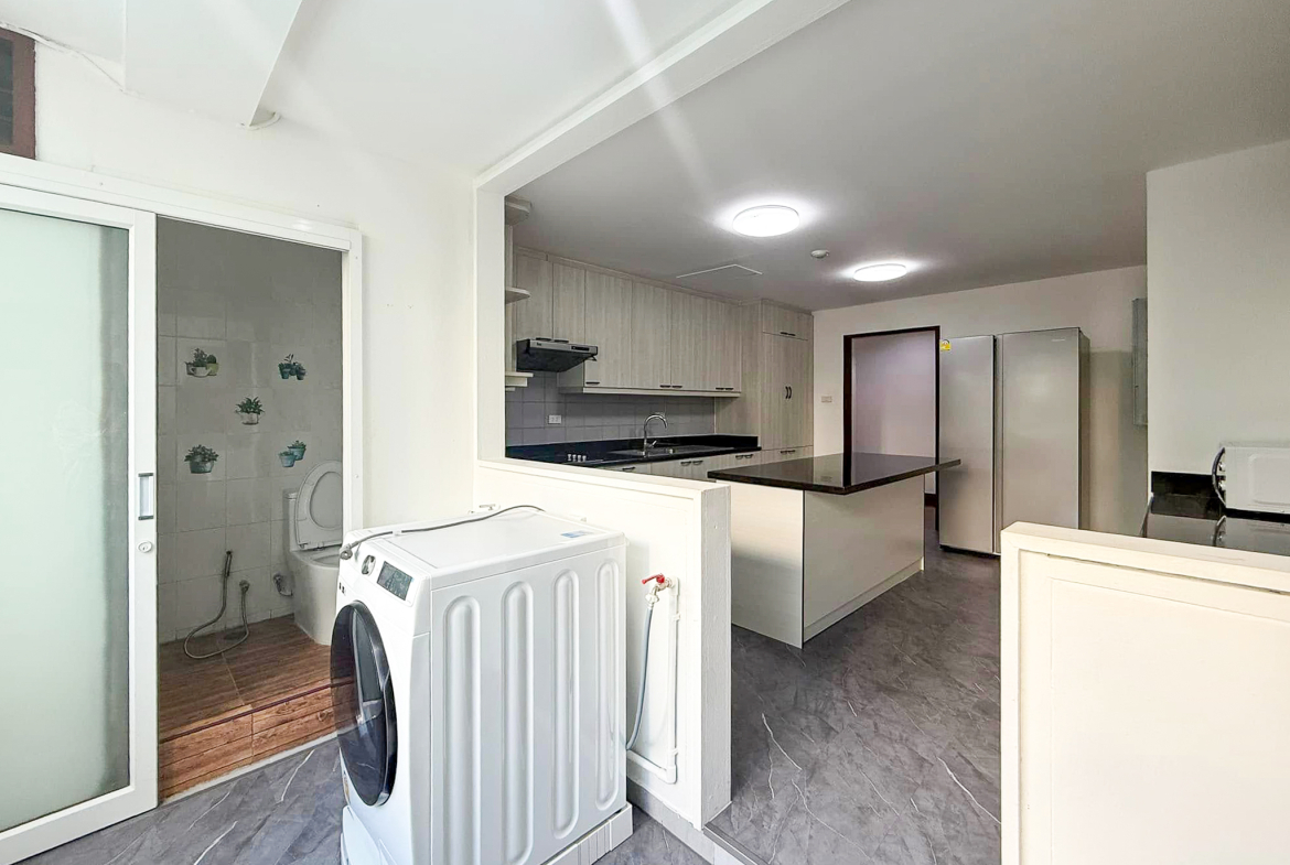 Spacious 2-bedroom pet-friendly condo for rent in Thonglor 8, 250 sqm, maid’s room, close to BTS and top supermarkets. Rent 75,000 THB/month.