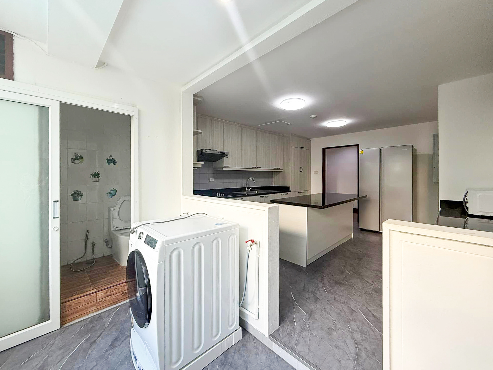 Spacious 2-bedroom pet-friendly condo for rent in Thonglor 8, 250 sqm, maid’s room, close to BTS and top supermarkets. Rent 75,000 THB/month.
