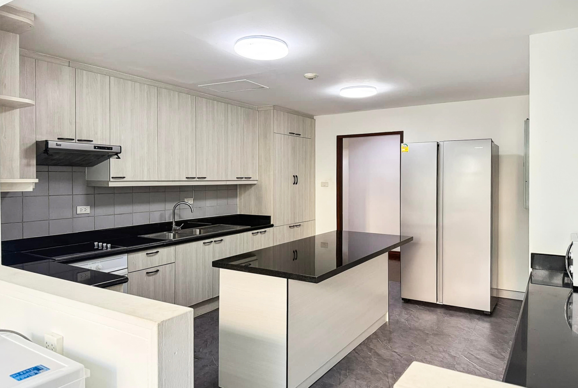 Spacious 2-bedroom pet-friendly condo for rent in Thonglor 8, 250 sqm, maid’s room, close to BTS and top supermarkets. Rent 75,000 THB/month.