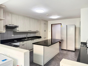 Spacious 2-bedroom pet-friendly condo for rent in Thonglor 8, 250 sqm, maid’s room, close to BTS and top supermarkets. Rent 75,000 THB/month.