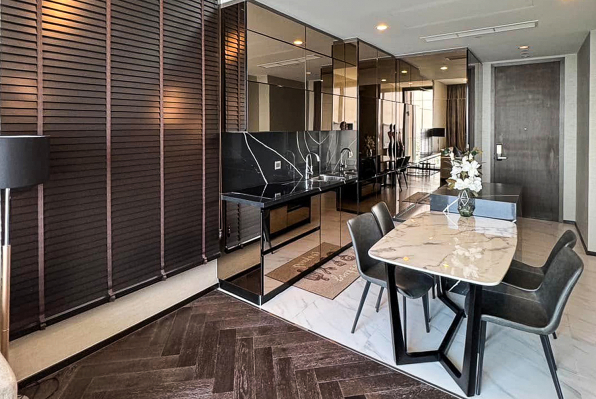 For sale: 2BR, 2BA 73.5 sqm modern luxury condo on the 32nd floor at The ESSE Sukhumvit 36, fully furnished with premium amenities. Next to BTS Thonglor. Price: THB 23.5M.
