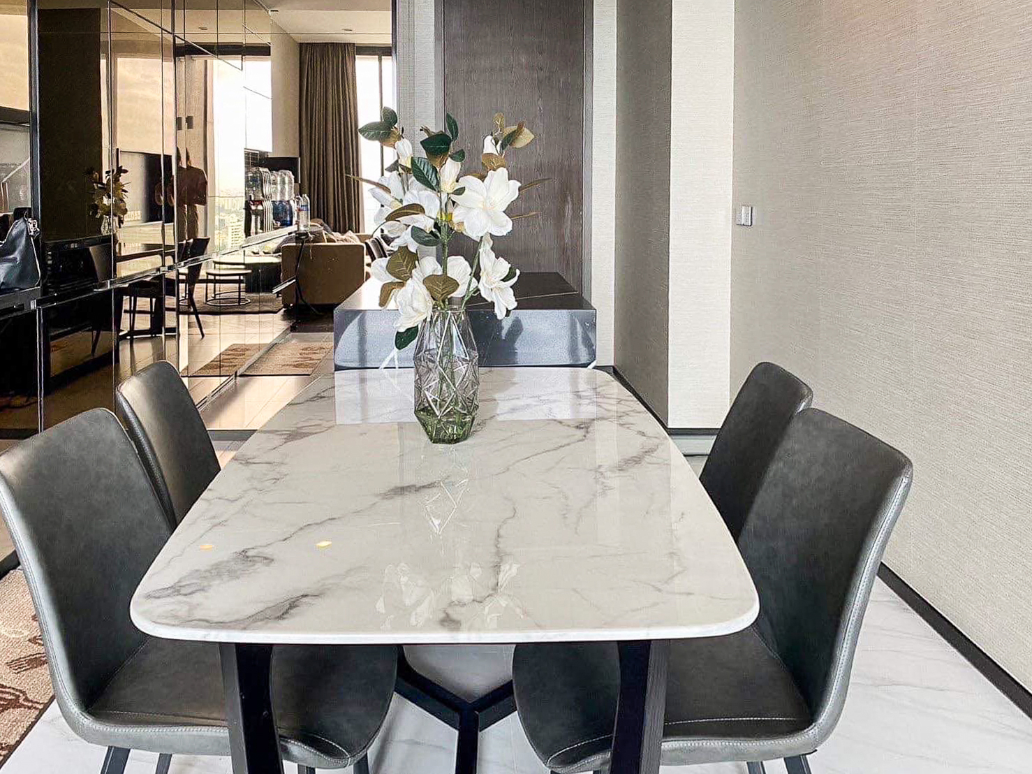 For sale: 2BR, 2BA 73.5 sqm modern luxury condo on the 32nd floor at The ESSE Sukhumvit 36, fully furnished with premium amenities. Next to BTS Thonglor. Price: THB 23.5M.
