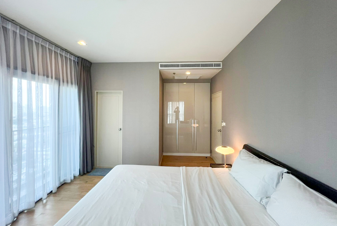 Spacious 2-bedroom, 2-bathroom condo for rent at Noble Reveal Ekkamai. Only 300m from BTS, fully furnished, 75 sqm, with indoor pool and gym. Rent: 60,000 THB/month.