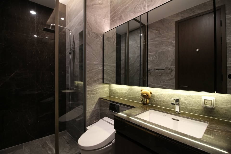 For rent at The ESSE Sukhumvit 36 – 1BR luxury condo near BTS Thonglor. 31st floor, unblocked view, 43 sqm, saltwater pool, onsen, gym, golf room. 55,000 THB/month.
