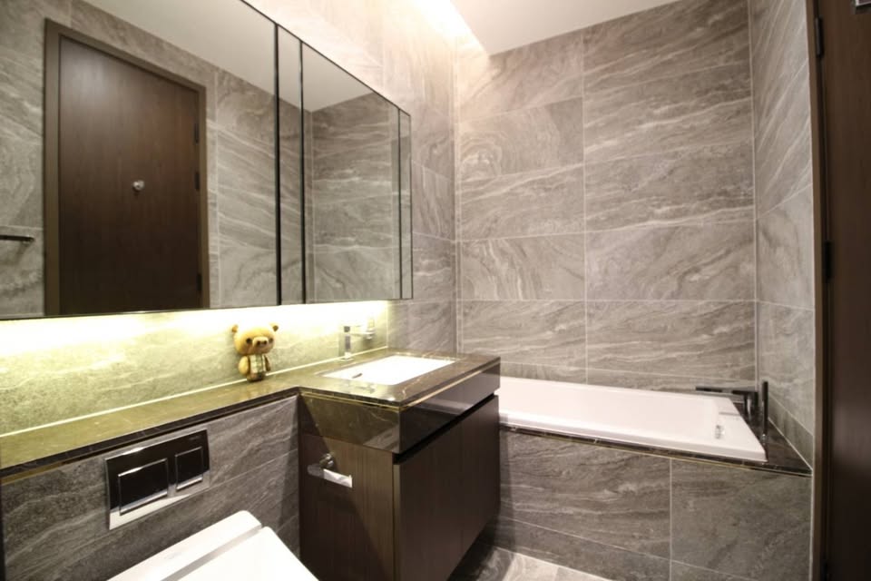 For rent at The ESSE Sukhumvit 36 – 1BR luxury condo near BTS Thonglor. 31st floor, unblocked view, 43 sqm, saltwater pool, onsen, gym, golf room. 55,000 THB/month.