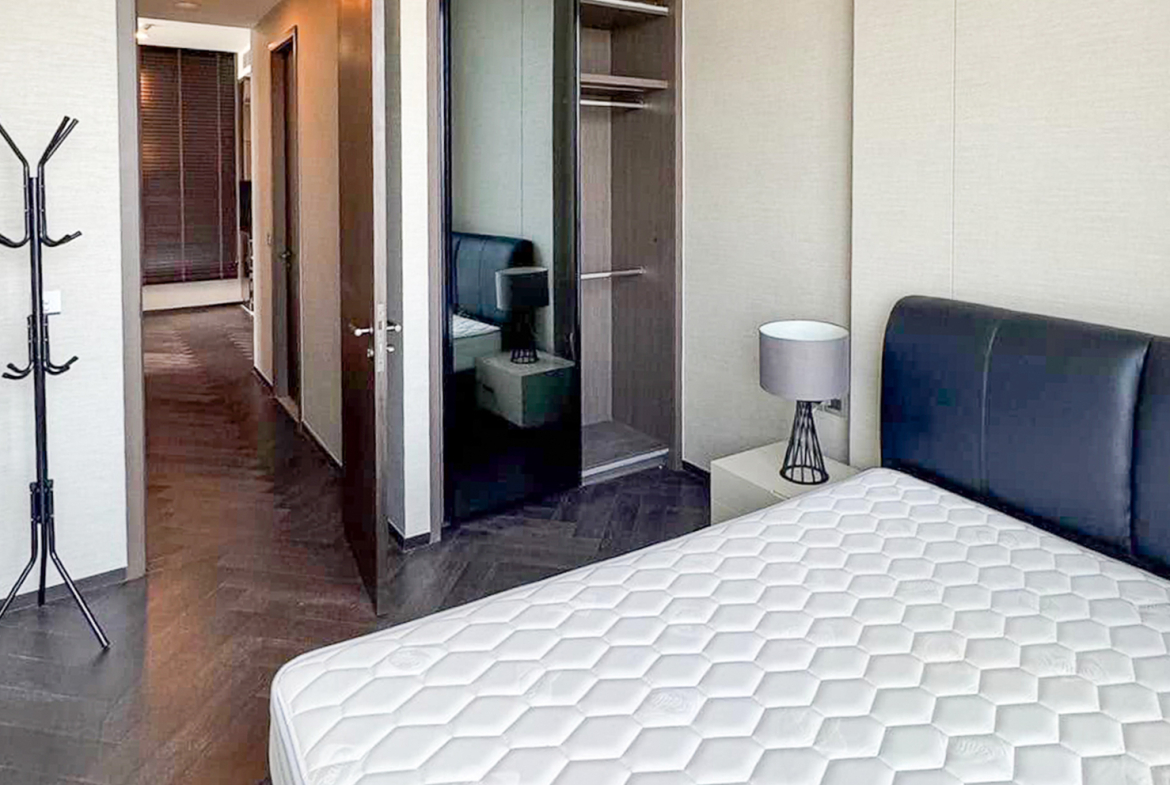 For sale: 2BR, 2BA 73.5 sqm modern luxury condo on the 32nd floor at The ESSE Sukhumvit 36, fully furnished with premium amenities. Next to BTS Thonglor. Price: THB 23.5M.