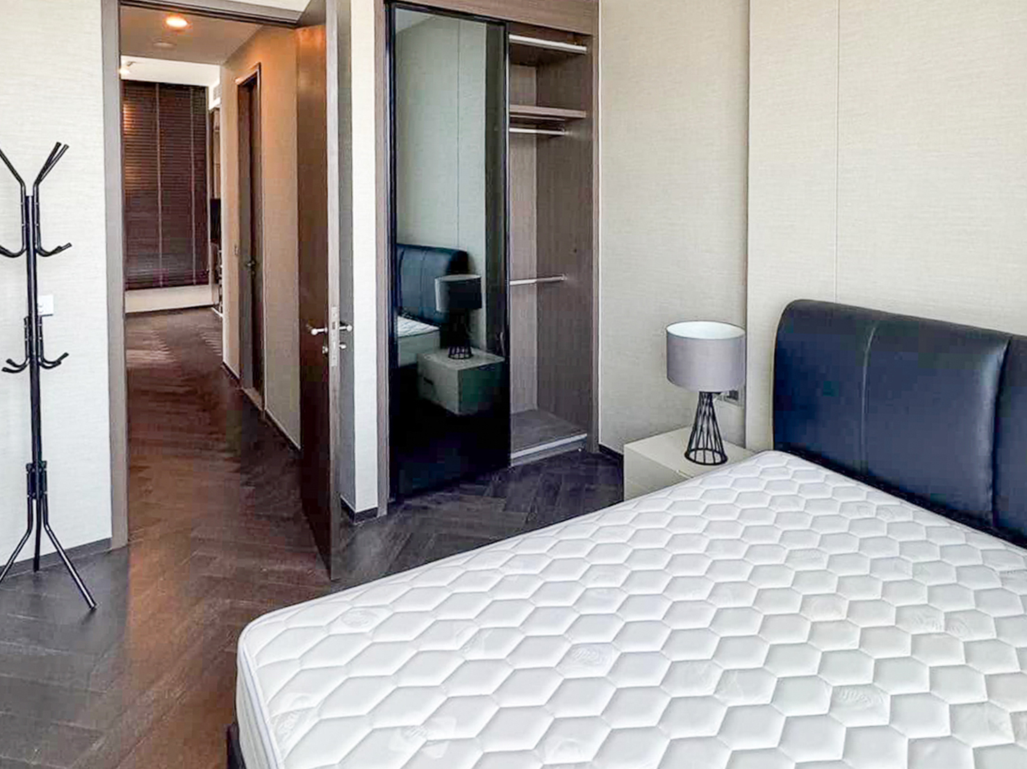 For sale: 2BR, 2BA 73.5 sqm modern luxury condo on the 32nd floor at The ESSE Sukhumvit 36, fully furnished with premium amenities. Next to BTS Thonglor. Price: THB 23.5M.