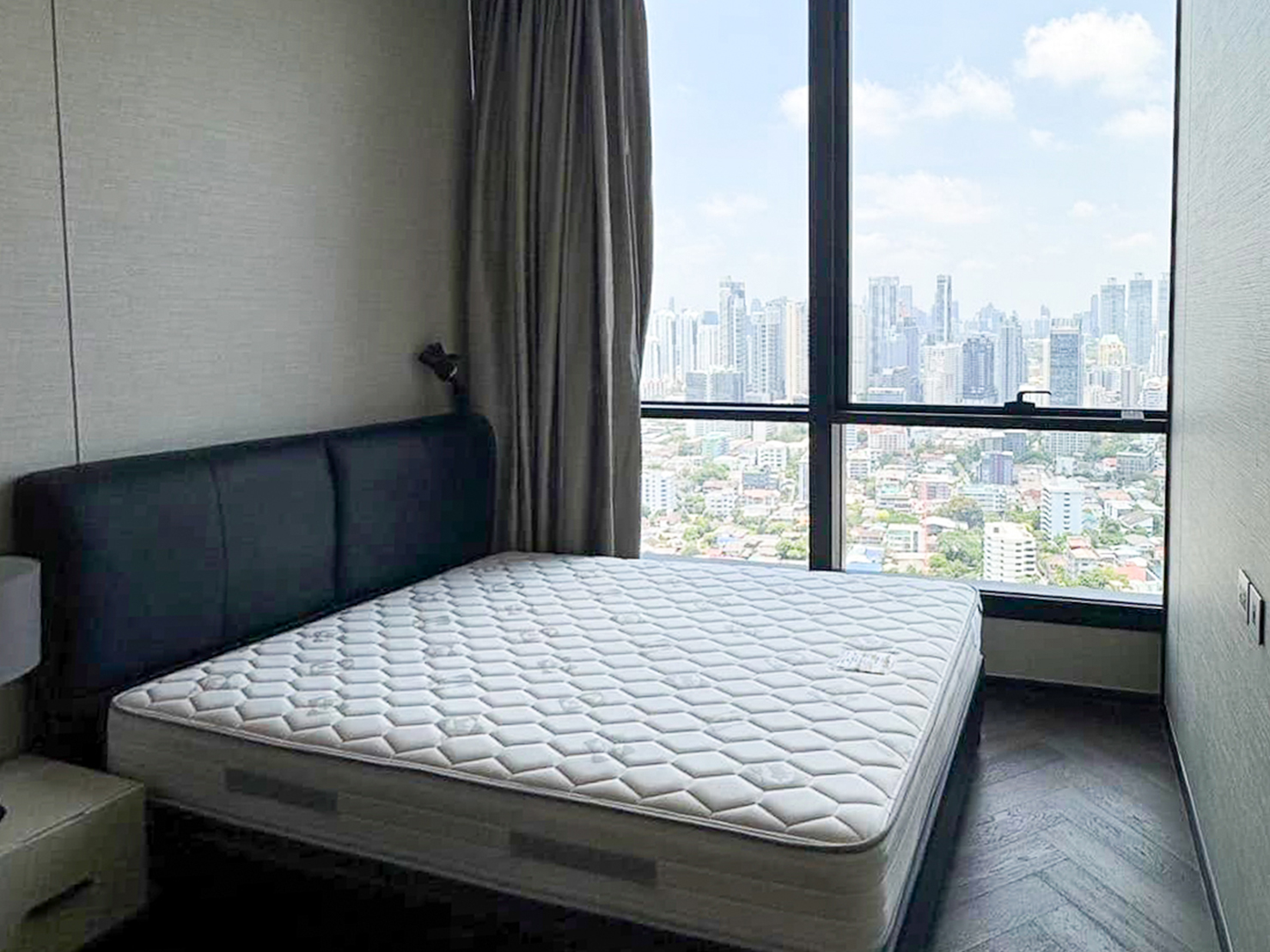 For sale: 2BR, 2BA 73.5 sqm modern luxury condo on the 32nd floor at The ESSE Sukhumvit 36, fully furnished with premium amenities. Next to BTS Thonglor. Price: THB 23.5M.