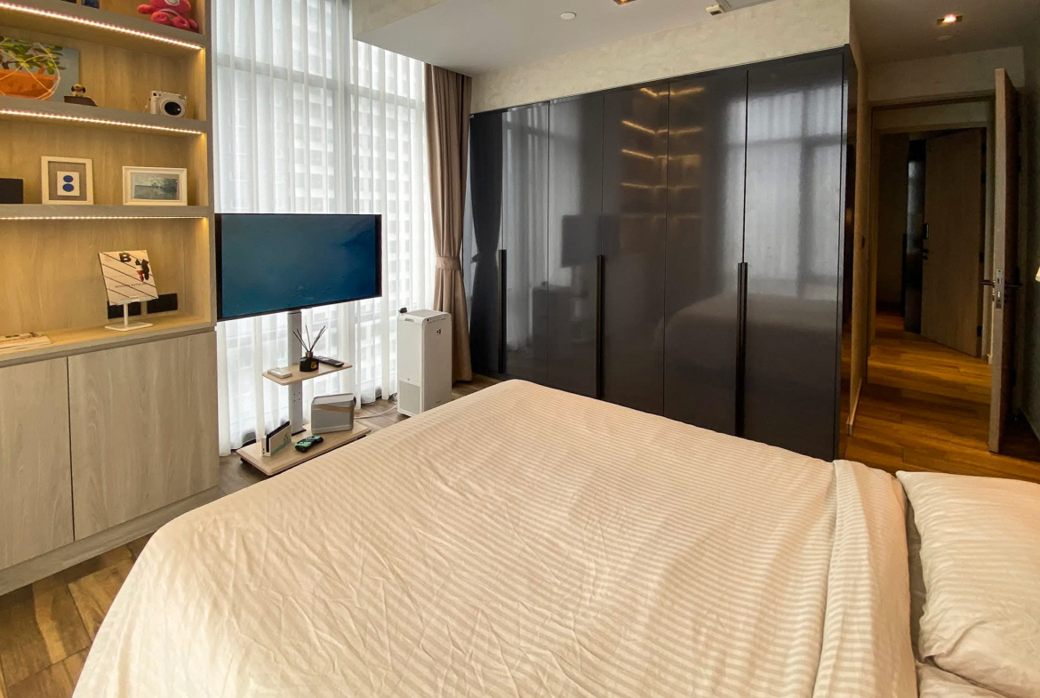 Rent this high-floor 2-bedroom condo at The Lofts Asoke with stunning city views, premium appliances, and luxury amenities. Prime Asoke location. 65,000 THB/month.