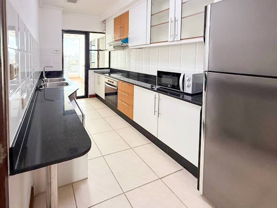 Pet-friendly 2-bedroom, 3-bath apartment with maid’s room in Thong Lor. 200 sqm, large balcony, fully furnished, and family-friendly. Rent at 85,000 THB/month.