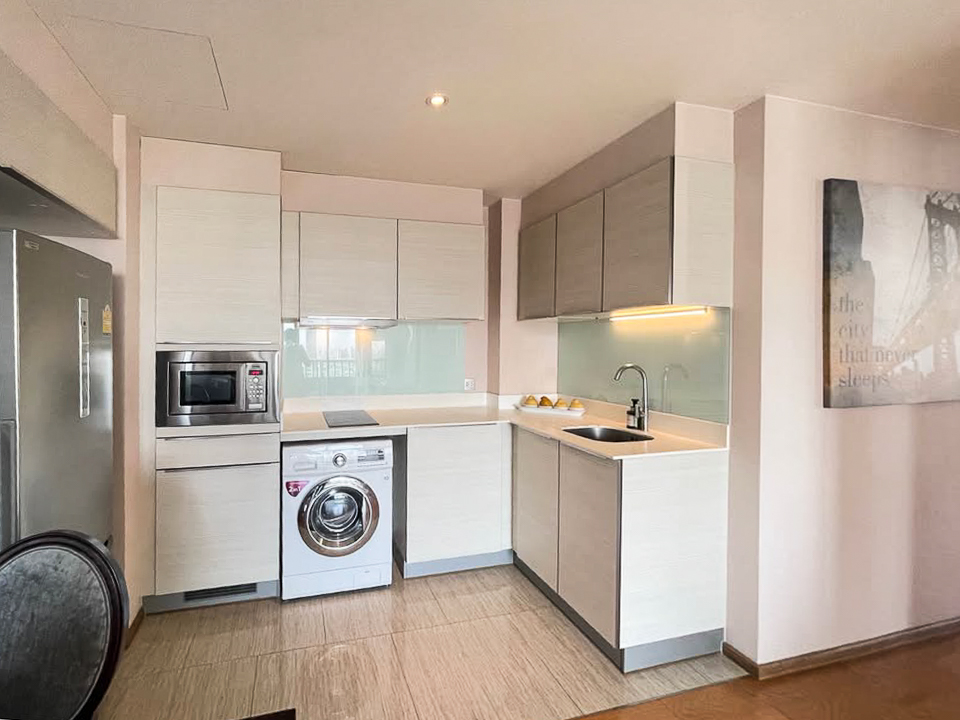 Modern 2-bedroom, 2-bathroom condo for rent in Sukhumvit 43, Phrom Phong. 76 sqm, 23rd floor, fully furnished with city views and great facilities. Rent at THB 60,000/month.