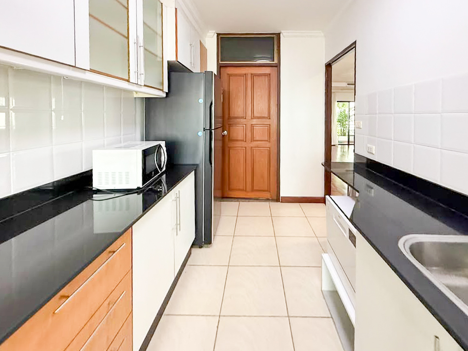 Pet-friendly 2-bedroom, 3-bath apartment with maid’s room in Thong Lor. 200 sqm, large balcony, fully furnished, and family-friendly. Rent at 85,000 THB/month.