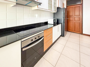 Pet-friendly 2-bedroom, 3-bath apartment with maid’s room in Thong Lor. 200 sqm, large balcony, fully furnished, and family-friendly. Rent at 85,000 THB/month.