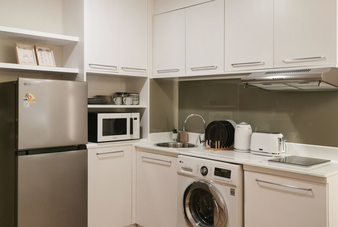 Renovated one-bedroom condo for sale in Phrom Phong, 52 sqm, high floor, unblocked city view, fully furnished, modern interior, with bathtub and top facilities.