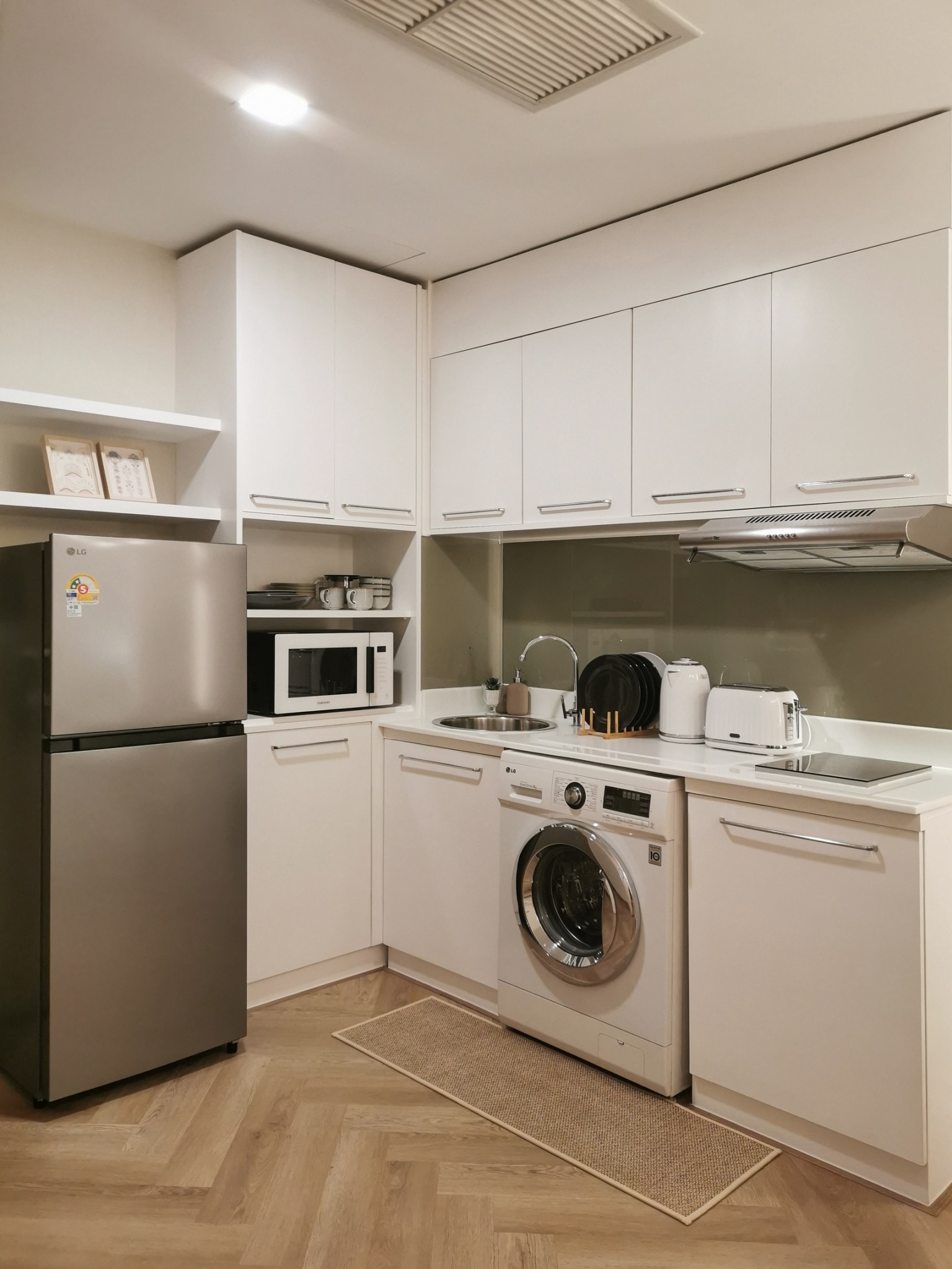 Renovated one-bedroom condo for sale in Phrom Phong, 52 sqm, high floor, unblocked city view, fully furnished, modern interior, with bathtub and top facilities.