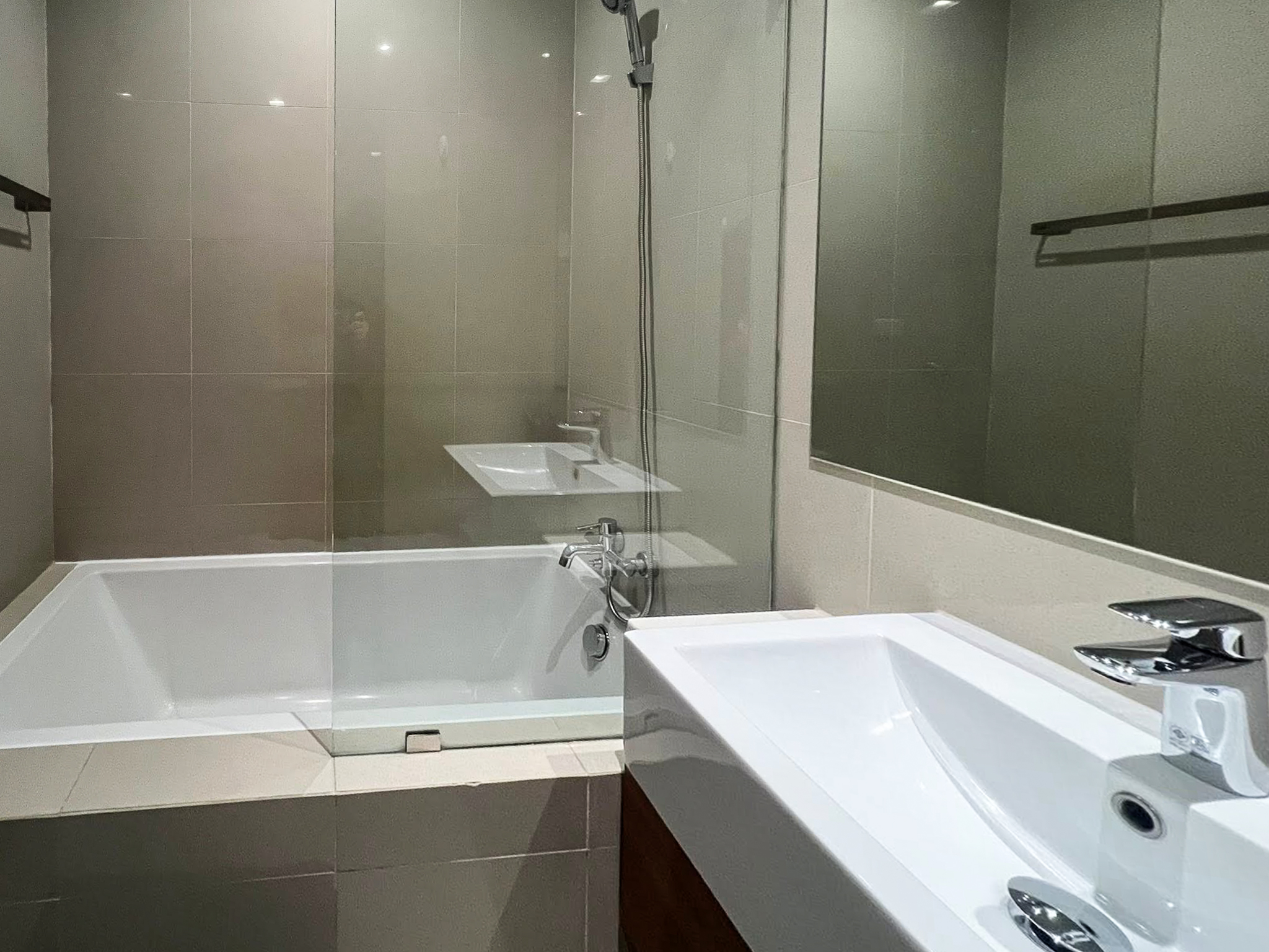 Spacious 2-bedroom, 2-bathroom condo for rent at Noble Reveal Ekkamai. Only 300m from BTS, fully furnished, 75 sqm, with indoor pool and gym. Rent: 60,000 THB/month.