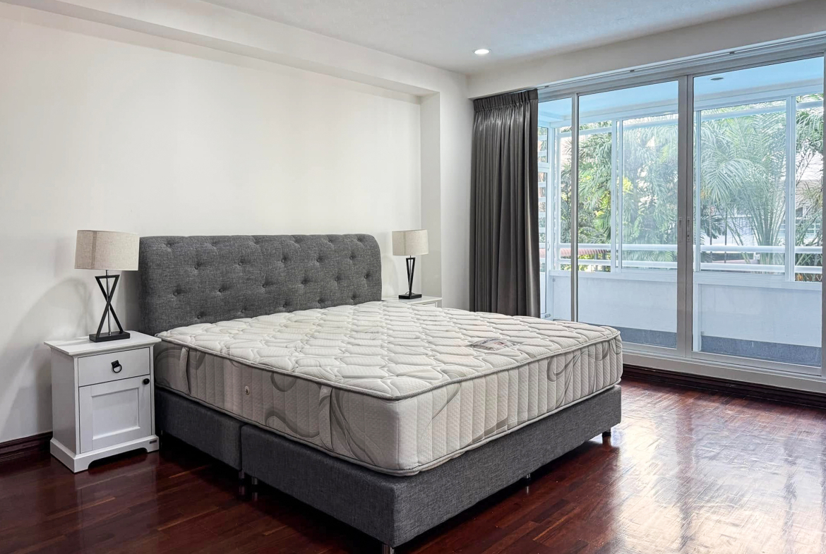 Spacious 2-bedroom pet-friendly condo for rent in Thonglor 8, 250 sqm, maid’s room, close to BTS and top supermarkets. Rent 75,000 THB/month.