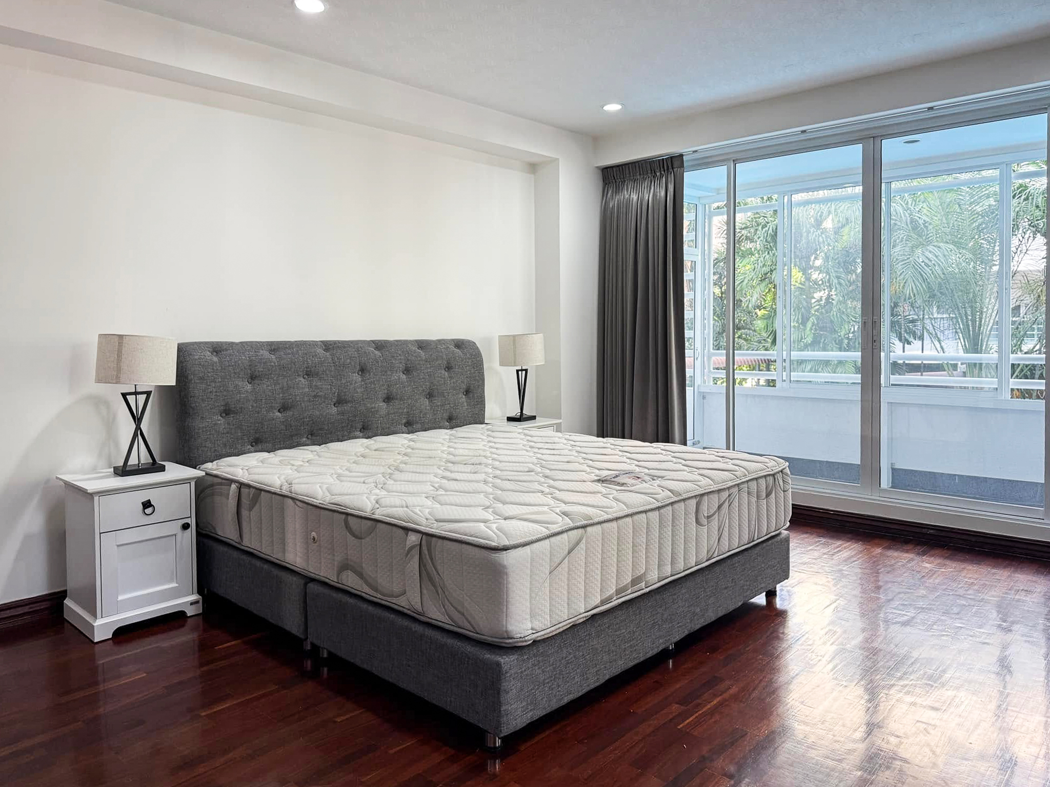 Spacious 2-bedroom pet-friendly condo for rent in Thonglor 8, 250 sqm, maid’s room, close to BTS and top supermarkets. Rent 75,000 THB/month.