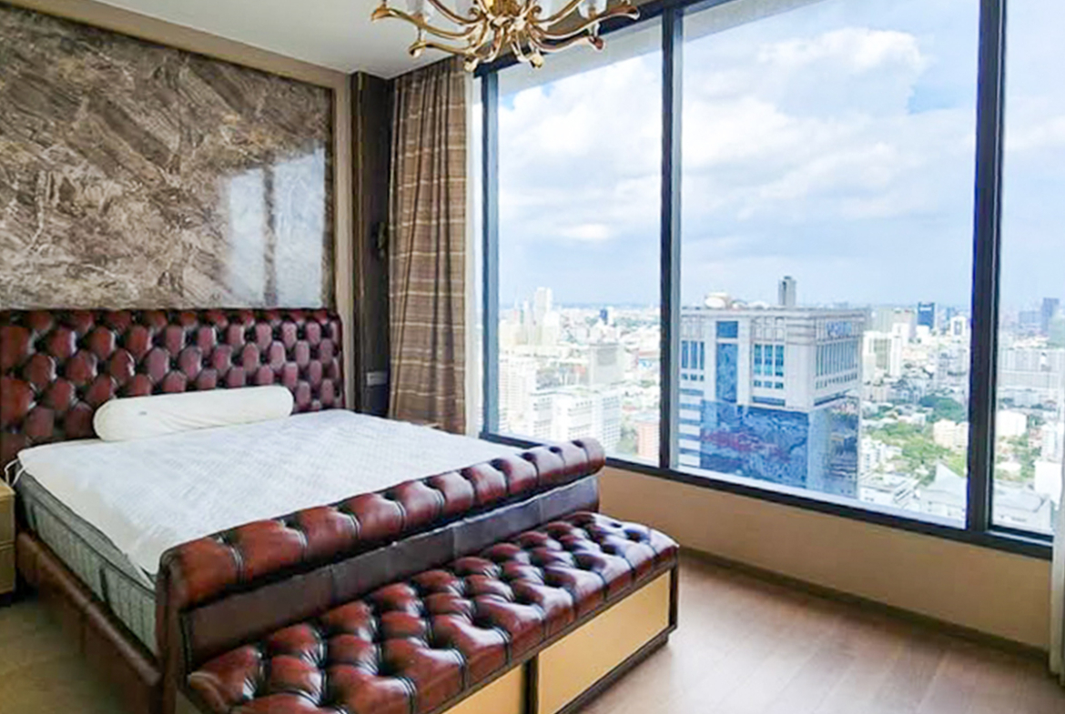 For rent at The ESSE Asoke: rare 2-bedroom 85 sqm corner unit on high floor with panoramic views. Fully furnished, closed kitchen, walk-in closet, 2 parking spaces. 85,000 THB/month.