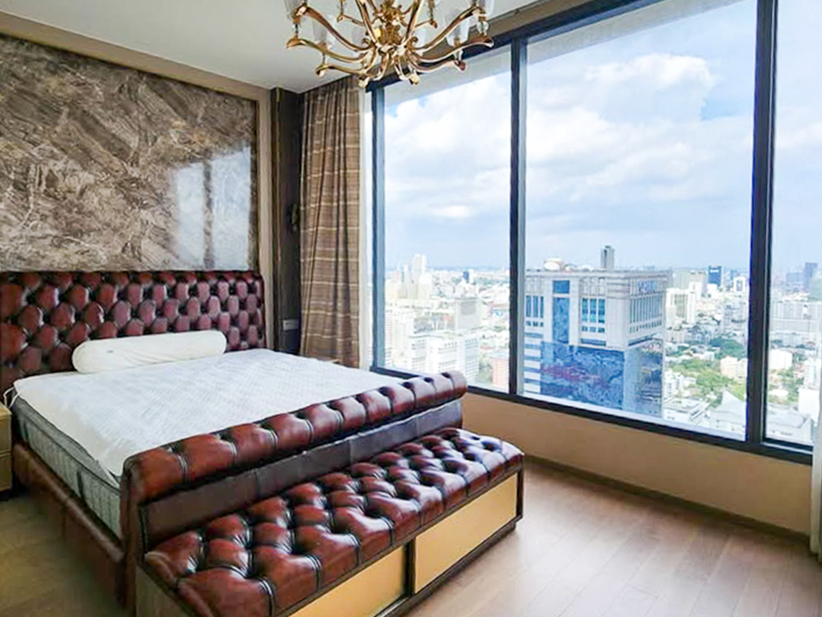 For rent at The ESSE Asoke: rare 2-bedroom 85 sqm corner unit on high floor with panoramic views. Fully furnished, closed kitchen, walk-in closet, 2 parking spaces. 85,000 THB/month.