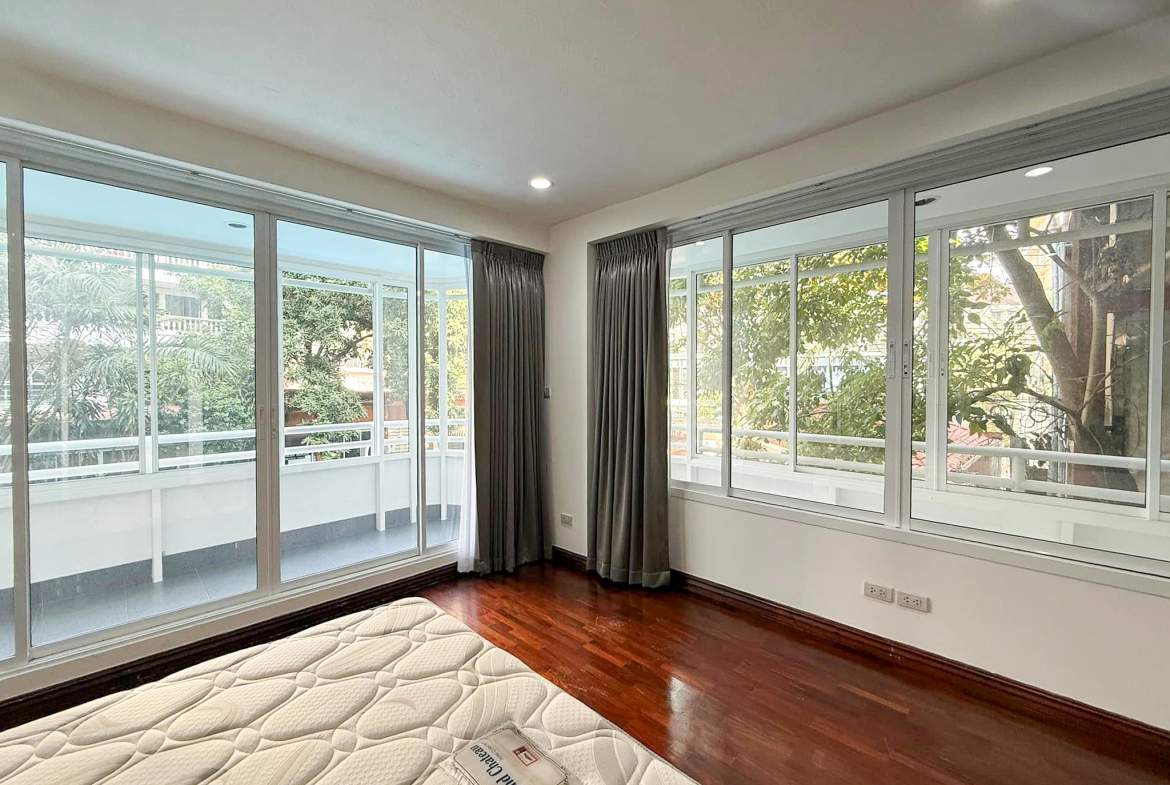 Spacious 2-bedroom pet-friendly condo for rent in Thonglor 8, 250 sqm, maid’s room, close to BTS and top supermarkets. Rent 75,000 THB/month.