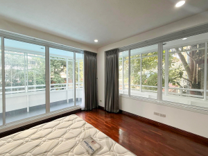 Spacious 2-bedroom pet-friendly condo for rent in Thonglor 8, 250 sqm, maid’s room, close to BTS and top supermarkets. Rent 75,000 THB/month.