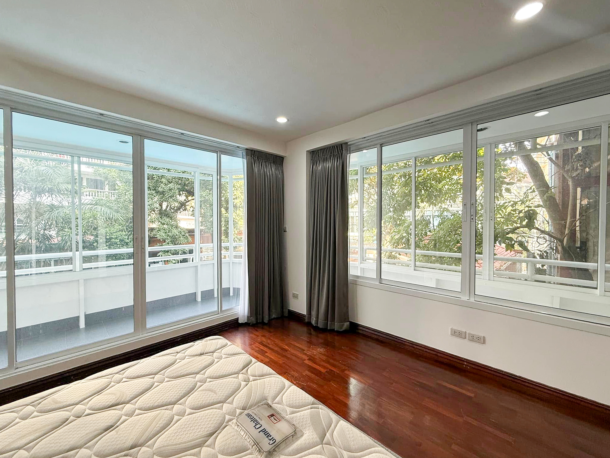 Spacious 2-bedroom pet-friendly condo for rent in Thonglor 8, 250 sqm, maid’s room, close to BTS and top supermarkets. Rent 75,000 THB/month.