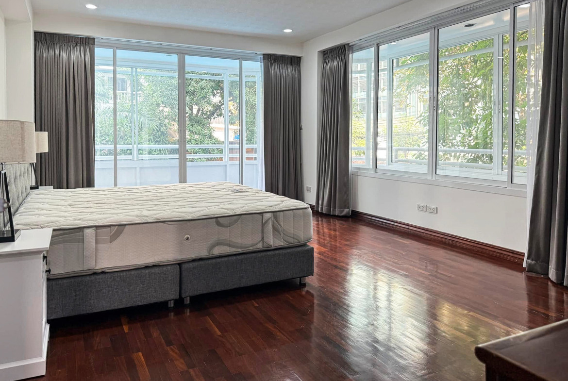 Spacious 2-bedroom pet-friendly condo for rent in Thonglor 8, 250 sqm, maid’s room, close to BTS and top supermarkets. Rent 75,000 THB/month.