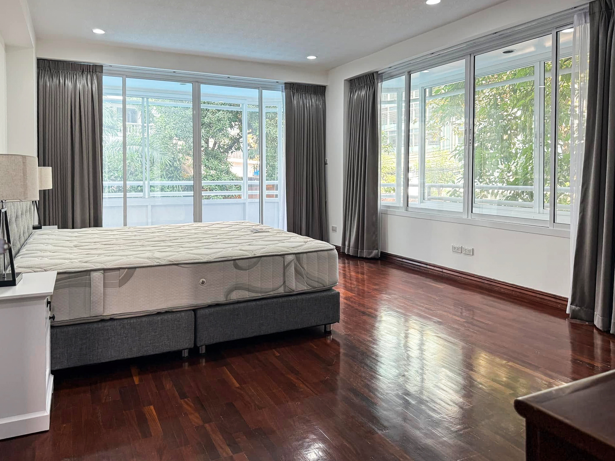 Spacious 2-bedroom pet-friendly condo for rent in Thonglor 8, 250 sqm, maid’s room, close to BTS and top supermarkets. Rent 75,000 THB/month.