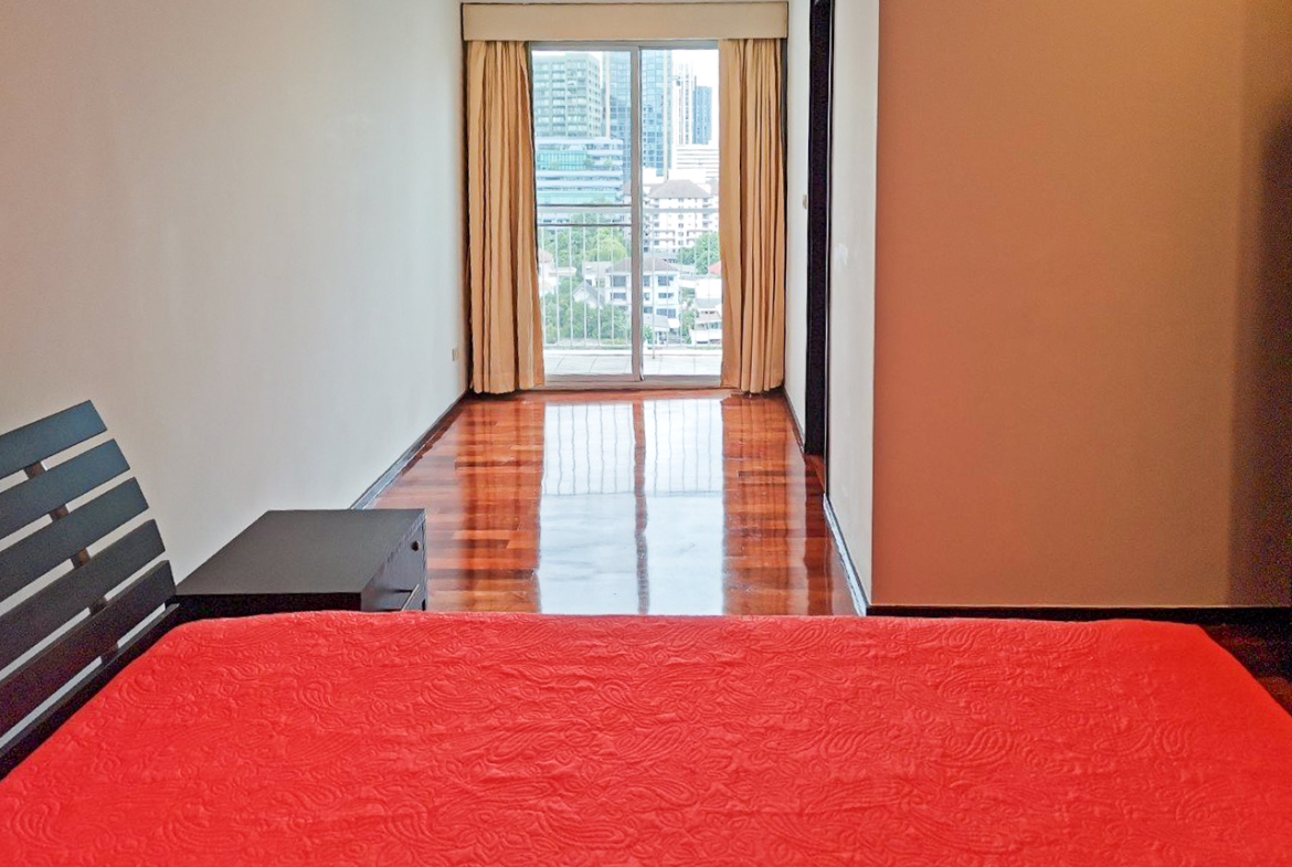 108 sqm 2-bedroom condo for rent on Sukhumvit 55. Fully furnished, high floor, modern kitchen, city view, 50,000 THB/month with full facilities.