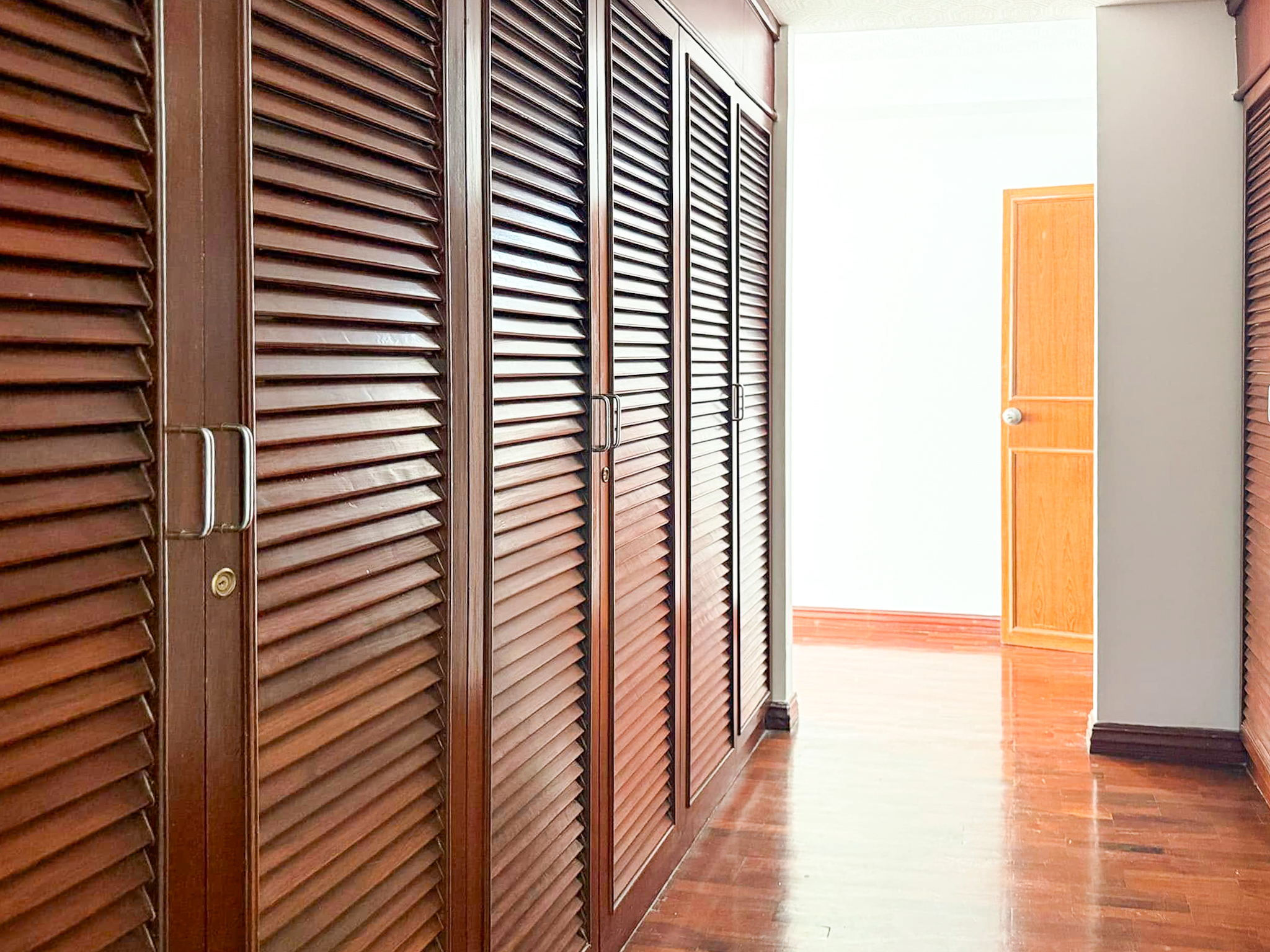 Spacious 2-bedroom pet-friendly condo for rent in Thonglor 8, 250 sqm, maid’s room, close to BTS and top supermarkets. Rent 75,000 THB/month.