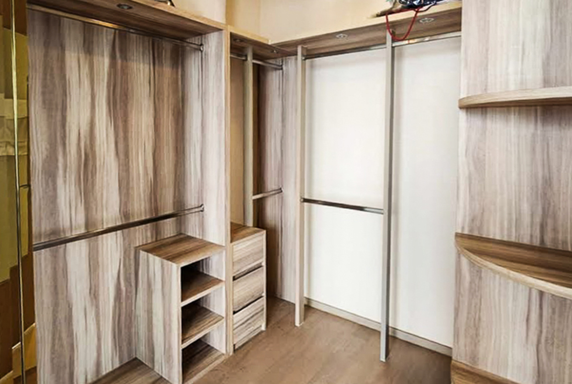 For rent at The ESSE Asoke: rare 2-bedroom 85 sqm corner unit on high floor with panoramic views. Fully furnished, closed kitchen, walk-in closet, 2 parking spaces. 85,000 THB/month.