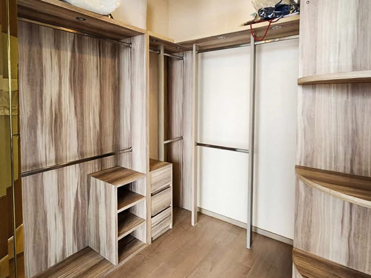 For rent at The ESSE Asoke: rare 2-bedroom 85 sqm corner unit on high floor with panoramic views. Fully furnished, closed kitchen, walk-in closet, 2 parking spaces. 85,000 THB/month.