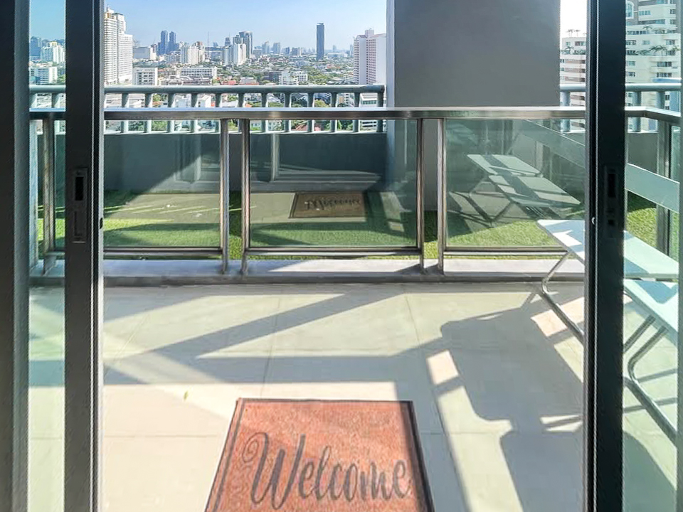 Modern 2-bedroom, 2-bathroom condo for rent in Sukhumvit 43, Phrom Phong. 76 sqm, 23rd floor, fully furnished with city views and great facilities. Rent at THB 60,000/month.
