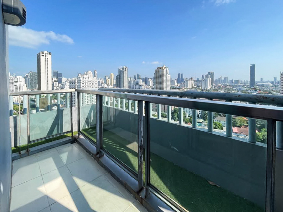 Modern 2-bedroom, 2-bathroom condo for rent in Sukhumvit 43, Phrom Phong. 76 sqm, 23rd floor, fully furnished with city views and great facilities. Rent at THB 60,000/month.