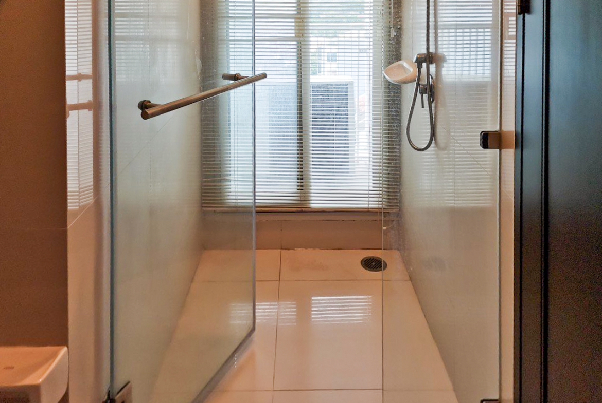 108 sqm 2-bedroom condo for rent on Sukhumvit 55. Fully furnished, high floor, modern kitchen, city view, 50,000 THB/month with full facilities.
