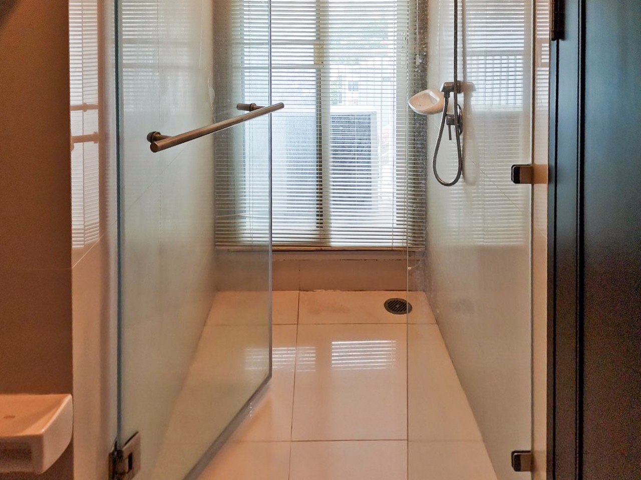 108 sqm 2-bedroom condo for rent on Sukhumvit 55. Fully furnished, high floor, modern kitchen, city view, 50,000 THB/month with full facilities.