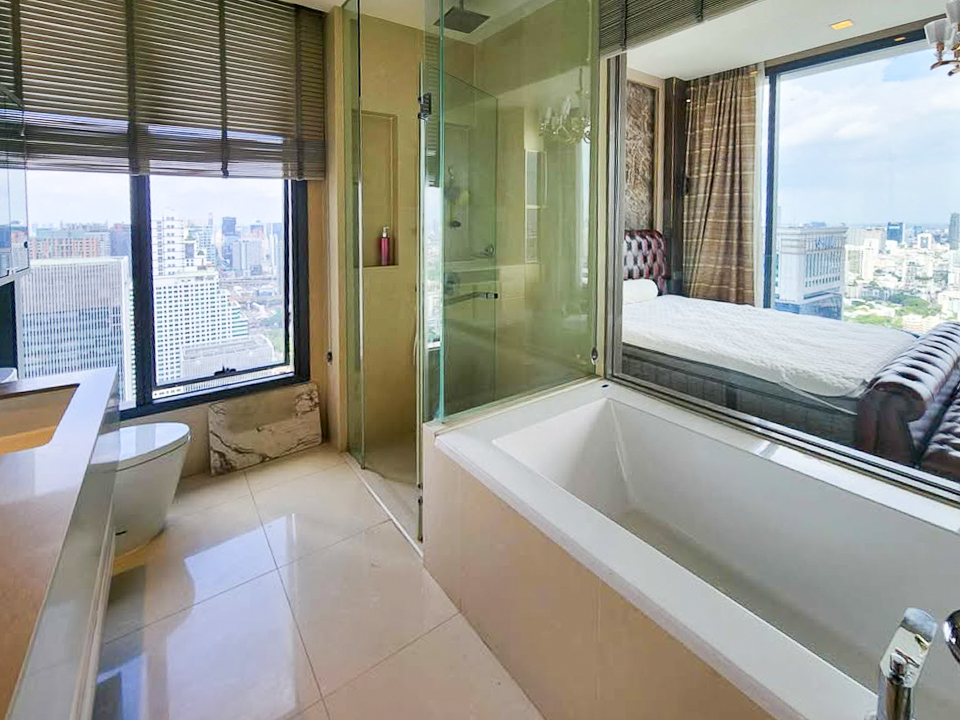 For rent at The ESSE Asoke: rare 2-bedroom 85 sqm corner unit on high floor with panoramic views. Fully furnished, closed kitchen, walk-in closet, 2 parking spaces. 85,000 THB/month.