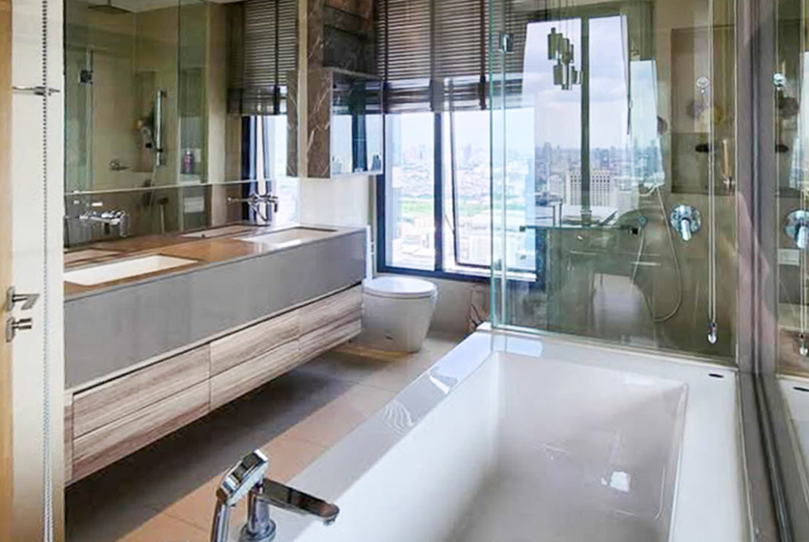 For rent at The ESSE Asoke: rare 2-bedroom 85 sqm corner unit on high floor with panoramic views. Fully furnished, closed kitchen, walk-in closet, 2 parking spaces. 85,000 THB/month.