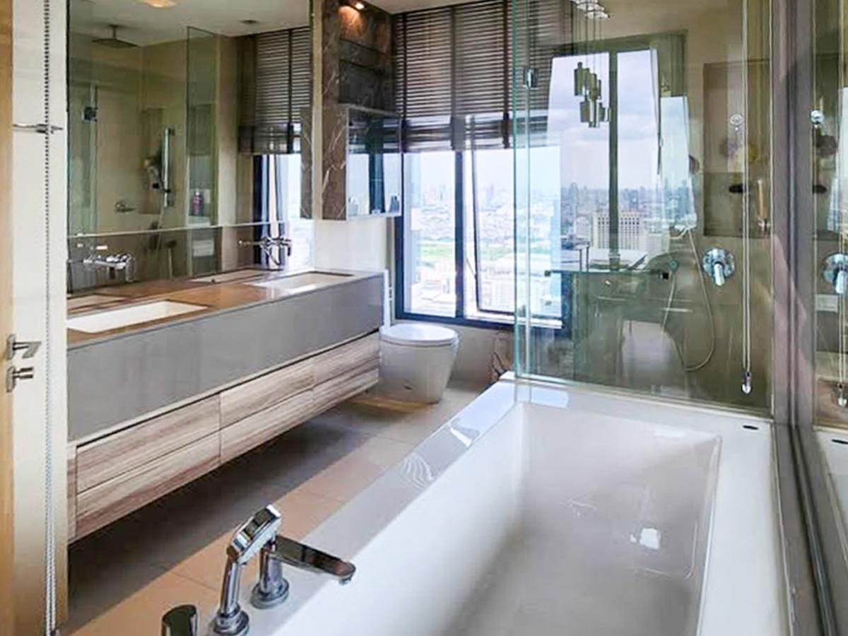 For rent at The ESSE Asoke: rare 2-bedroom 85 sqm corner unit on high floor with panoramic views. Fully furnished, closed kitchen, walk-in closet, 2 parking spaces. 85,000 THB/month.