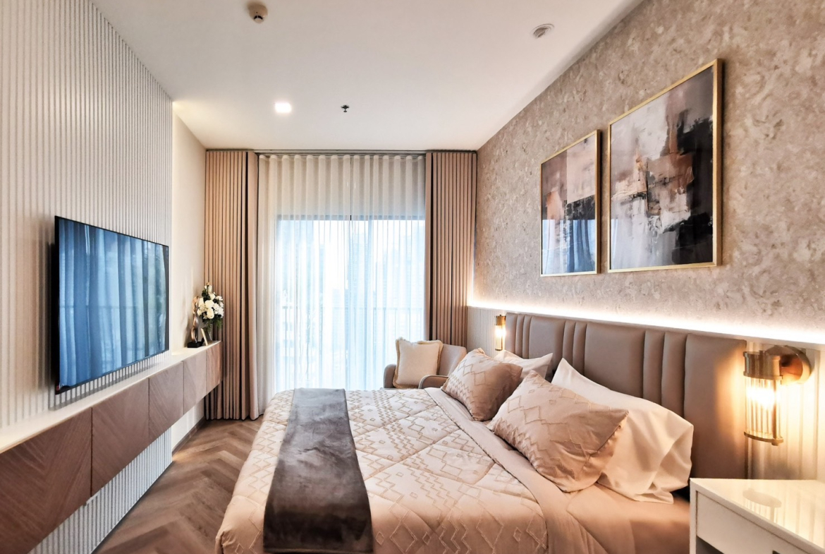 Renovated one-bedroom condo for sale in Phrom Phong, 52 sqm, high floor, unblocked city view, fully furnished, modern interior, with bathtub and top facilities.