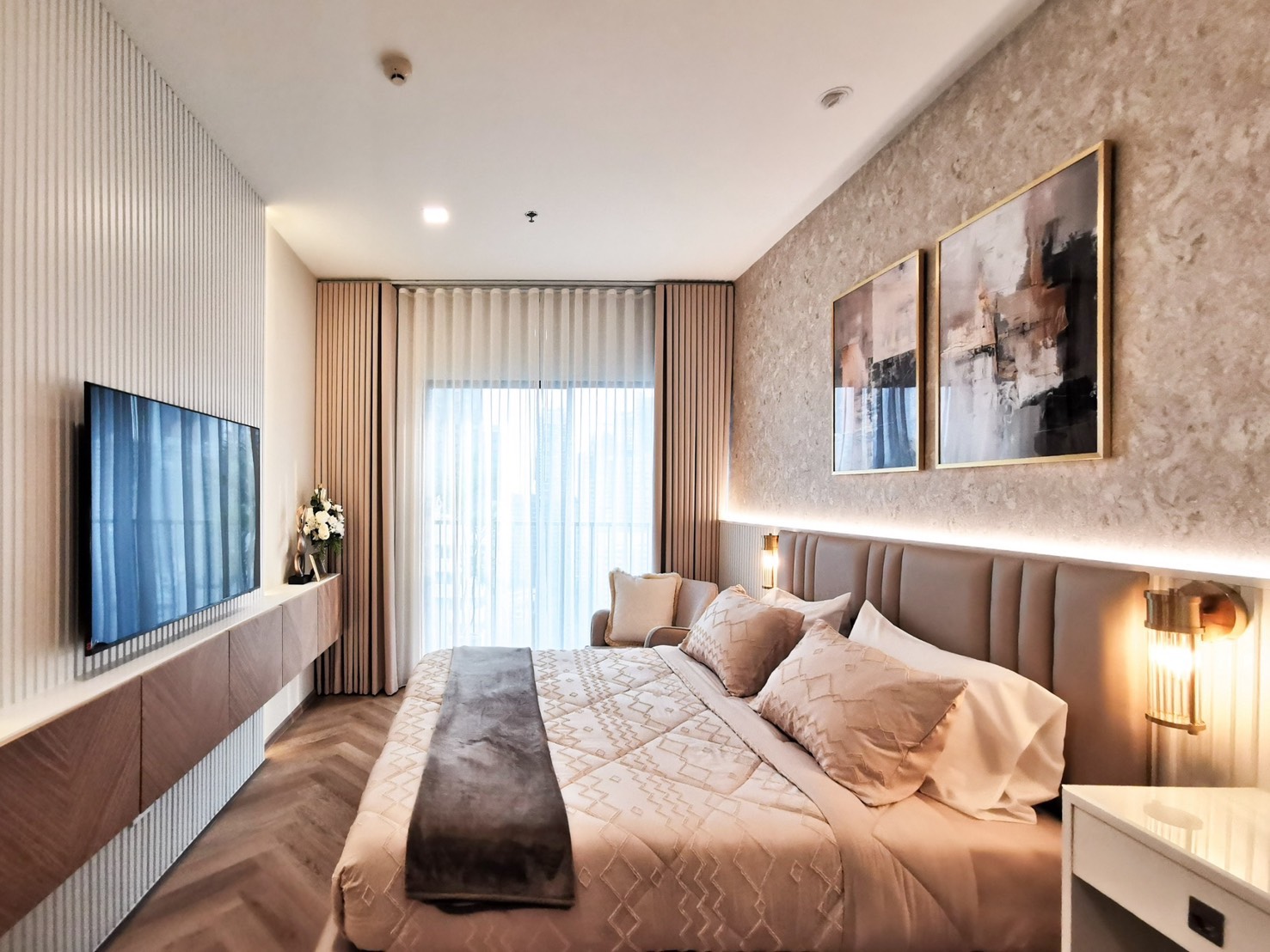 Renovated one-bedroom condo for sale in Phrom Phong, 52 sqm, high floor, unblocked city view, fully furnished, modern interior, with bathtub and top facilities.