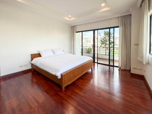Pet-friendly 2-bedroom, 3-bath apartment with maid’s room in Thong Lor. 200 sqm, large balcony, fully furnished, and family-friendly. Rent at 85,000 THB/month.