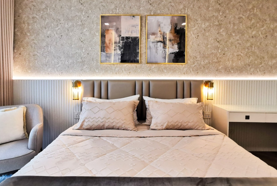 Renovated one-bedroom condo for sale in Phrom Phong, 52 sqm, high floor, unblocked city view, fully furnished, modern interior, with bathtub and top facilities.