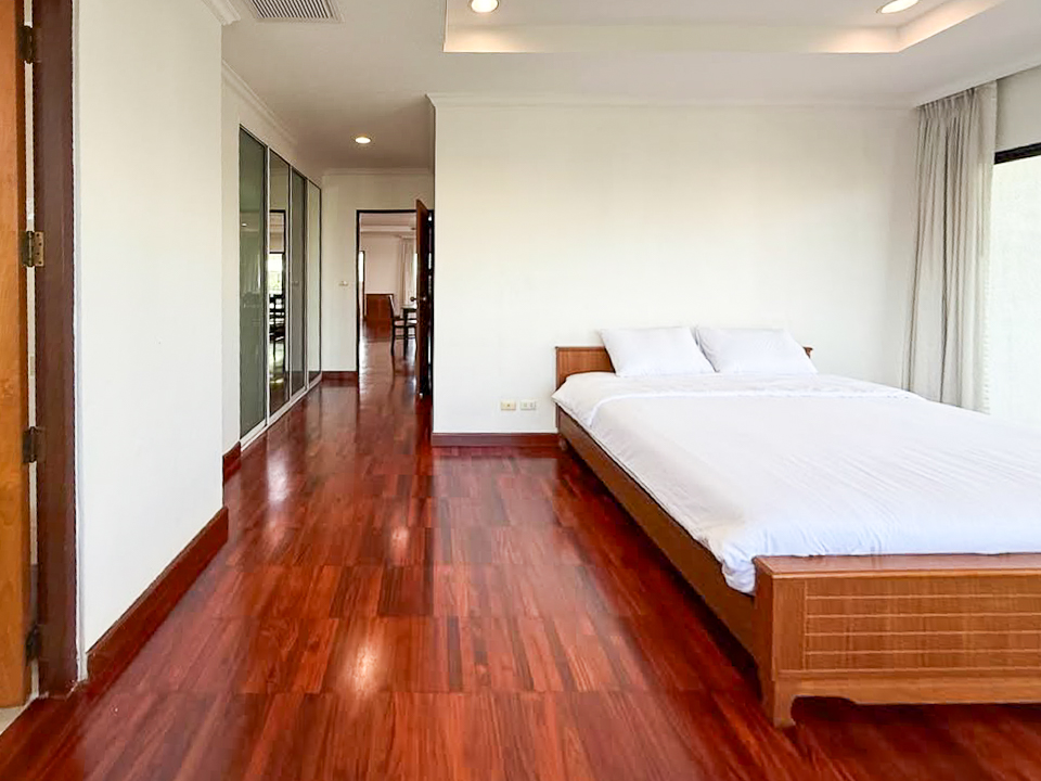 Pet-friendly 2-bedroom, 3-bath apartment with maid’s room in Thong Lor. 200 sqm, large balcony, fully furnished, and family-friendly. Rent at 85,000 THB/month.